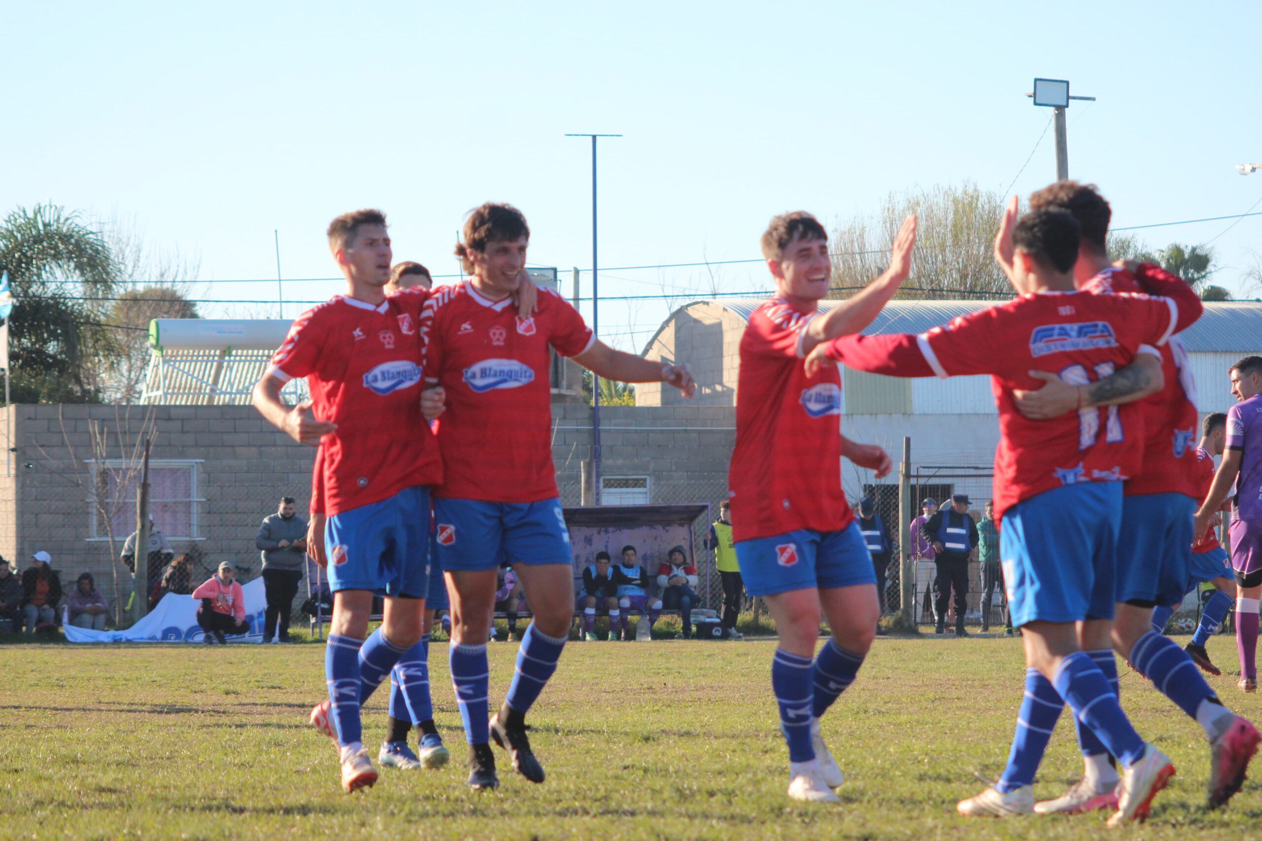 El Rojo goleó a Maradona y marcha primero en la general