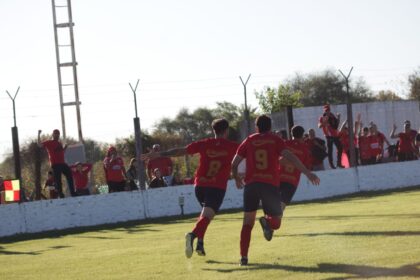El Rojo ganó el clásico de visitante y lidera en soledad